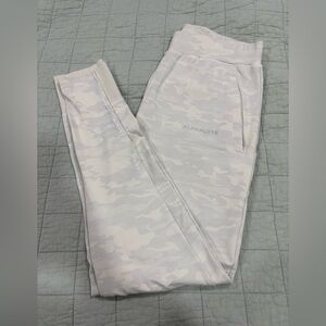 Alphalete Men’s Premium Pro Performance Jogger Snow White Camo Size Medium